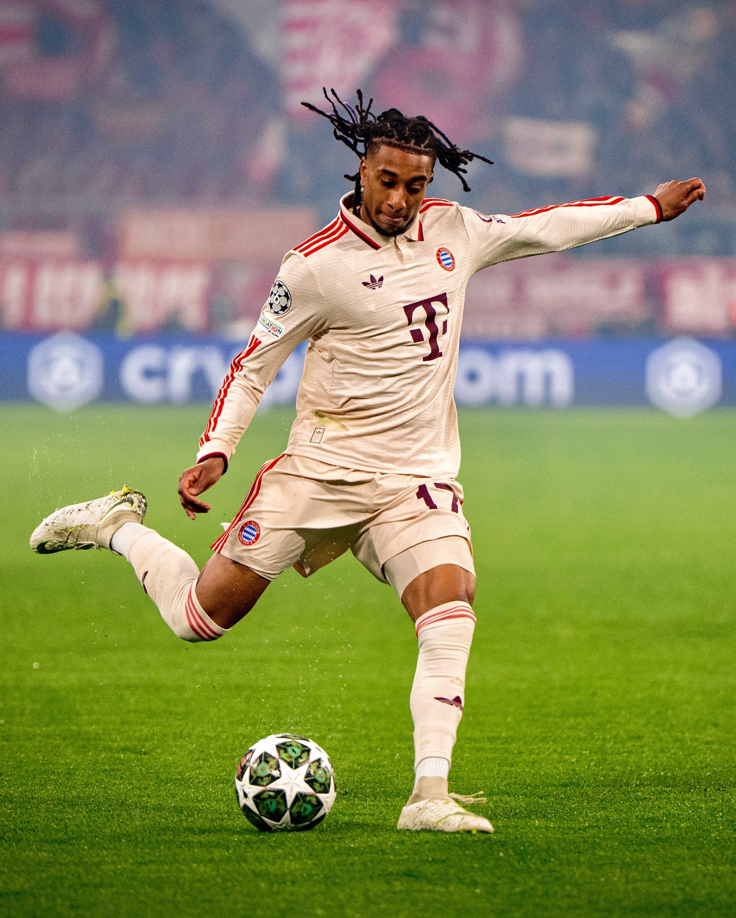 凯恩在西班牙队比赛中赛况扑朔迷离，出色防守引发热议！