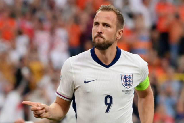 凯恩在西班牙队比赛中赛况扑朔迷离,出色防守引发热议! 凯恩在西班牙队比赛中赛况扑朔迷离,出色防守引发热议!